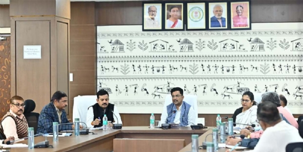 सोनमणि बोरा विभागीय अधिकारियों की बैठक लेते हुए