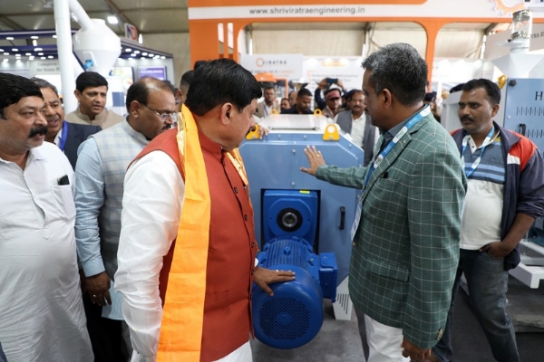 इंदौर में ऑल इंडिया दाल मिल एसोसिएशन के सम्मेलन में प्रदर्शनी का अवलोकन