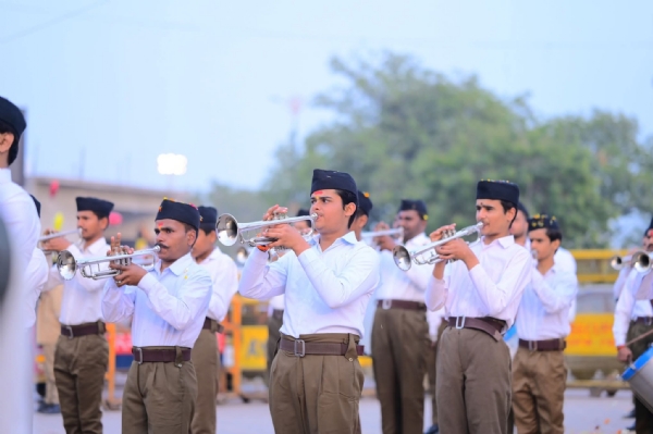 संघ के स्वयंसेवकों ने शृंग अभ्यास एवं संचलन किया