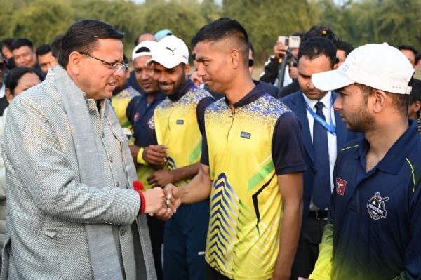 मुख्यमंत्री पुष्कर सिंह धामी खिलाड़ियों से परिचय लेते हुए।