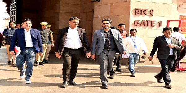 पुलिस-आयुक्तेन काशी-विश्वनाथ-धाम्नः भ्रमणं कृत्वा व्यवस्थाः परीक्षिताः