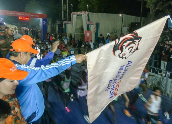 अलवर. हरी झंडी दिखाते अतिथि.