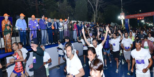 अलवर–टाइगर–अन्ताराष्ट्रिय–मैराथनम् - मुख्यमन्त्रिणा सह केन्द्रीय–मन्त्रिणा ध्वज–प्रदर्शनं कृतम्