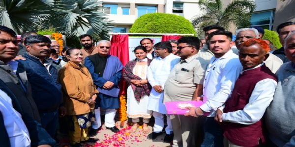 गुरुग्रामे केंद्रीय मंत्री अकरोत् तिसॄणां विकास परियोजनानां शुभारंभम्