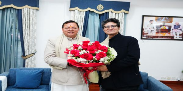 केन्द्रीय-चलच्चित्र-प्रमाणन-बोर्ड इत्यस्य अध्यक्षः प्रसून-जोशीः मुख्यमन्त्रिणा सह शिष्टाचार-मेलनं कृतवान्