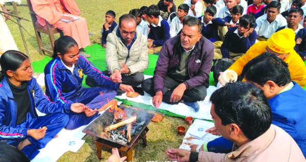 यज्ञ करते हुए शिक्षक व छात्र-छात्राएं