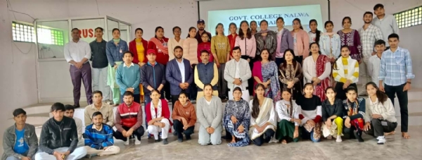 एनएसएस टीम के साथ प्राचार्या डॉ. कमलेश दुहन व सरपंच सुशील कौशिक।