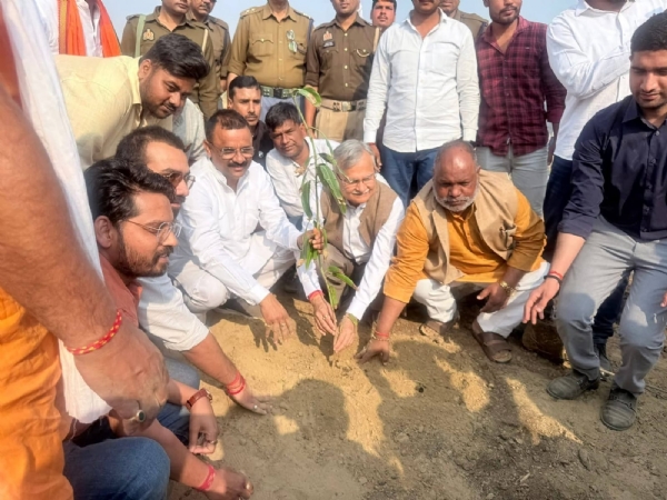 वैश्विक पौधरापण में भागीदारी करती महिलाएं और स्कूली बच्चे