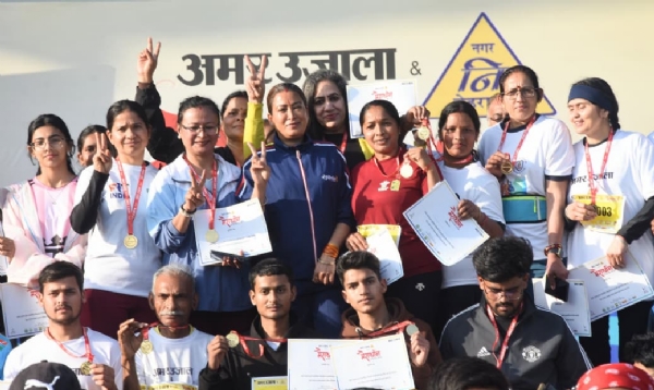 प्रतिभागियों के साथ खेल मंत्री। प्रतिभागियों के साथ खेल मंत्री।