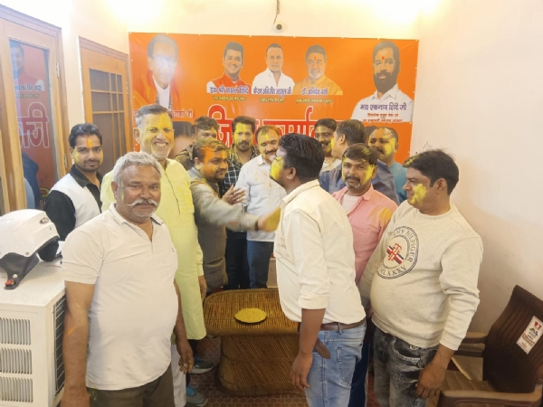 शिवसेना शिंदे गुट के होली मिलन समारोह में मौजूद पदाधिकारी। शिवसेना शिंदे गुट के होली मिलन समारोह में मौजूद पदाधिकारी।