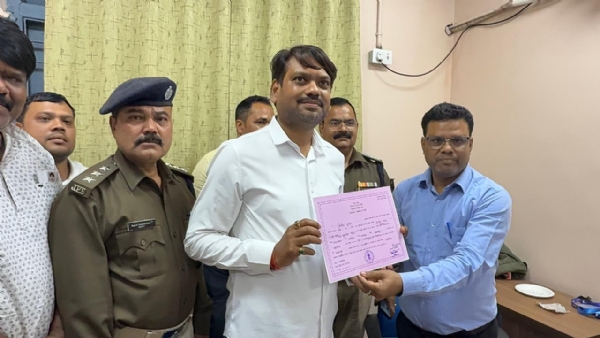 जीत के बाद प्रमाणपत्र लेते संजीव सिंह