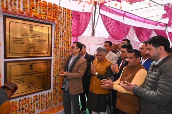 केंद्रीय मंत्री  रिजिजू चंबा के भंजराडू में  इंडोर स्टेडियम और आईटीटी भवन का शिलान्यास करते हुए।