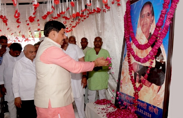 मुख्यमंत्री ने जलालपुर पहुँचकर विधायक लोधी की माताजी के निधन पर शोक संवेदनाएं व्यक्त कीं मुख्यमंत्री ने जलालपुर पहुँचकर विधायक लोधी की माताजी के निधन पर शोक संवेदनाएं व्यक्त कीं