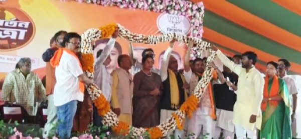 माला पहनाकर सम्मानित करते नेता