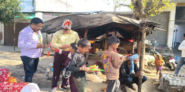 अपेक्षितेभ्यः बालेभ्यः रंग-पिचकारी दत्वा वितरितः होलिकायाः हर्षः