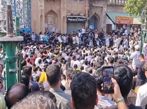 प्रदर्शन करते प्रदर्शनकारी प्रदर्शन करते प्रदर्शनकारी