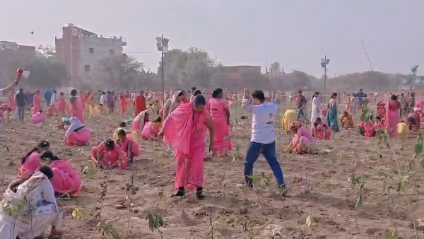 वैश्विक पौधरापण में भागीदारी करती महिलाएं और स्कूली बच्चे