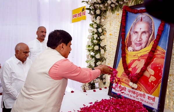 मप्रः मुख्यमंत्री ने हितानंद शर्मा की माताजी के निधन पर दी श्रद्धांजलि मप्रः मुख्यमंत्री ने हितानंद शर्मा की माताजी के निधन पर दी श्रद्धांजलि