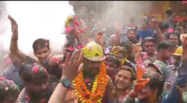 होली का उत्सव मनाते लोग