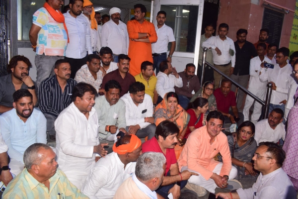 धरने पर बैठे पार्षद धरने पर बैठे पार्षद