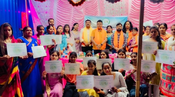 प्रमाणपत्र पाने वाली महिलाएं और आयोजक