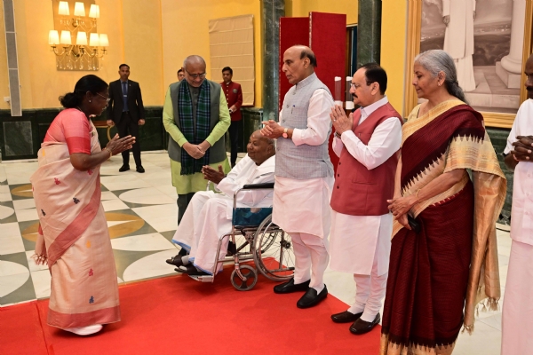 राष्ट्रपति द्रौपदी मुर्मु मंगलवार को पूर्व प्रधानमंत्री एच. डी. देवेगौड़ा का अभिवादन करते हुए साथ में उपराष्ट्रपति सी. पी. राधाकृष्णन, रक्षा मंत्री राजनाथ सिंह, केंद्रीय स्वास्थ्य मंत्री जे. पी. नड्डा और वित्त मंत्री निर्मला सीतारमण राष्ट्रपति द्रौपदी मुर्मु मंगलवार को पूर्व प्रधानमंत्री एच. डी. देवेगौड़ा का अभिवादन करते हुए साथ में उपराष्ट्रपति सी. पी. राधाकृष्णन, रक्षा मंत्री राजनाथ सिंह, केंद्रीय स्वास्थ्य मंत्री जे. पी. नड्डा और वित्त मंत्री निर्मला सीतारमण