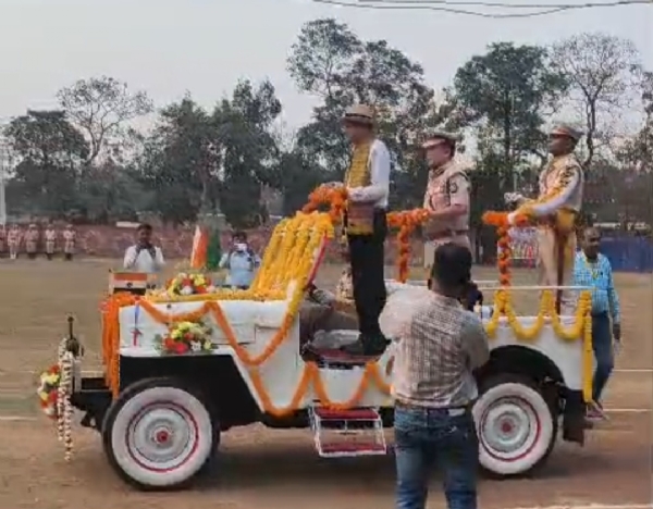 परेड को सलामी देते डीआइसी
