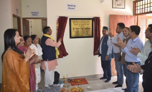 शाहपुर में उपमुख्य सचेतक पंचायत भवन का उद्घाटन करते हुए।