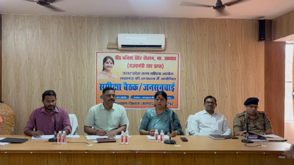 अष्टभुजा निरीक्षण गृह सभागार में अधिकारियों के साथ बैठक करती राज्य महिला आयोग की अध्यक्ष डॉ. बबिता सिंह चौहान