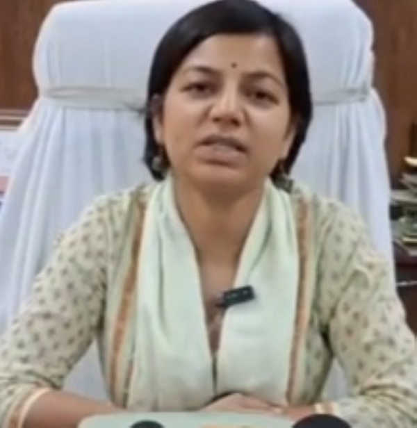 जानकारी देती नगर आयुक्त जानकारी देती नगर आयुक्त