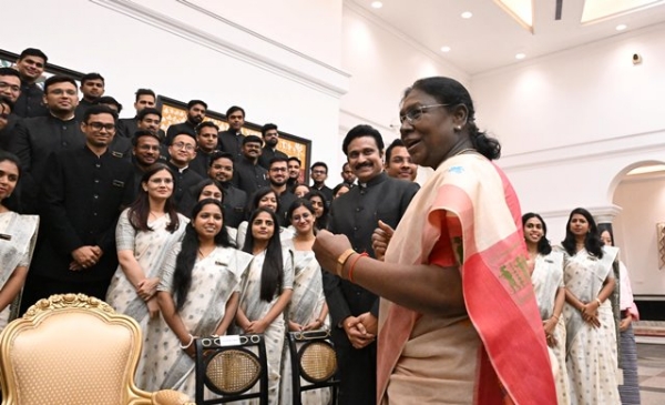 राष्ट्रपति द्रौपदी मुर्मु मंगलवार को राष्ट्रपति भवन में भारतीय राजस्व सेवा (आईटी) के 79वें बैच के अधिकारी प्रशिक्षुओं के साथ