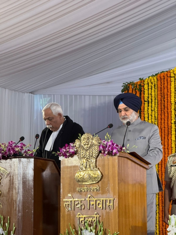 उपराज्यपाल की शपथ लेते तरनजीत सिंह संधु उपराज्यपाल की शपथ लेते तरनजीत सिंह संधु