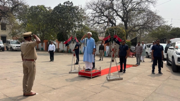 गार्ड ऑफ ऑनर देती मीरजापुर पुलिस। गार्ड ऑफ ऑनर देती मीरजापुर पुलिस।