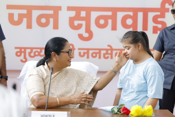 मुख्यमंत्री जनसेवा सदन में आयोजित जनसुनवाई के दौरान मुख्यमंत्री रेखा गुप्ता बच्ची से बात करते हुए