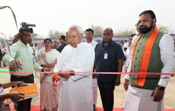 अररिया फोटो:फीता काटकर उद्घाटन करते अररिया फोटो:फीता काटकर उद्घाटन करते