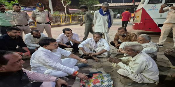 शिवपुरी - प्रभारी मंत्री प्रद्युम्न सिंह तोमरो जिल्लाचिकित्सालयस्य  अकरोत् सहसा निरीक्षणम्