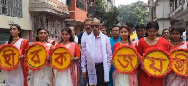 जुलूस में शामिल मेयर गौतम देव और डिप्टी मेयर रंजन सरकार जुलूस में शामिल मेयर गौतम देव और डिप्टी मेयर रंजन सरकार