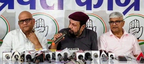 प्रेसवार्ता को संबोधित करते कांग्रेस नेता