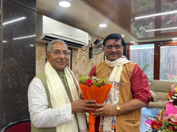 राज्यपाल से मिलते विधायक राज्यपाल से मिलते विधायक