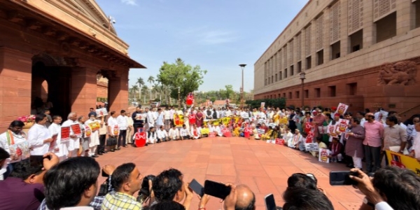 संसद भवन परिसर में गैस संकट को लेकर सिलेंडर के कटआउट और पोस्टर लेकर सरकार के खिलाफ नारेबाज़ी करते विपक्षी सांसदों के साथ बैठे कांग्रेस अध्यक्ष मल्लिकार्जुन खरगे, प्रियंका गांधी और नेता प्रतिपक्ष राहुल गांधी संसद भवन परिसर में गैस संकट को लेकर सिलेंडर के कटआउट और पोस्टर लेकर सरकार के खिलाफ नारेबाज़ी करते विपक्षी सांसदों के साथ बैठे कांग्रेस अध्यक्ष मल्लिकार्जुन खरगे, प्रियंका गांधी और नेता प्रतिपक्ष राहुल गांधी