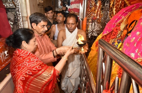 पश्चिम बंगाल के राज्यपाल आर. एन. रवि मंदिर में