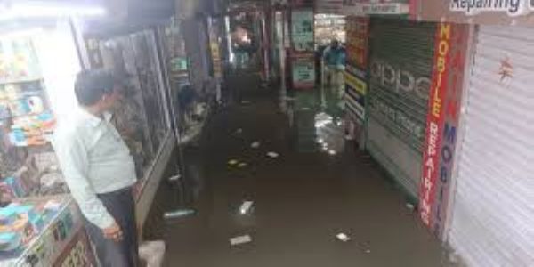 भोपालनगरम् - एमपी–नगरम्, ज्योति–कॉम्प्लेक्स-इत्यस्य १५० आपणेषु दुष्टुजलं प्रविष्टम्। रात्रिपर्यन्तं सीवेज–लाइन सम्यक्कृतम्