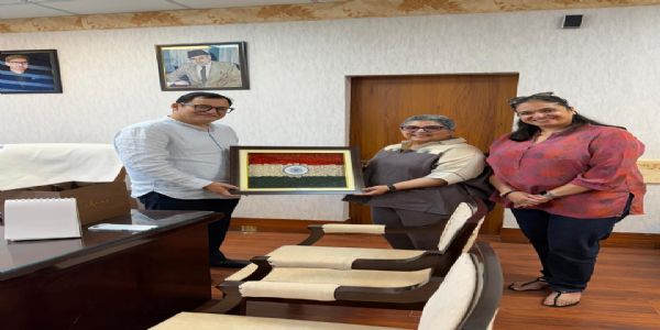 फिक्की–फ्लो–प्रतिनिधिमण्डलेन मन्त्रिणा जावेद-अहमदडारेण सह साक्षात्कारं कृतवान्