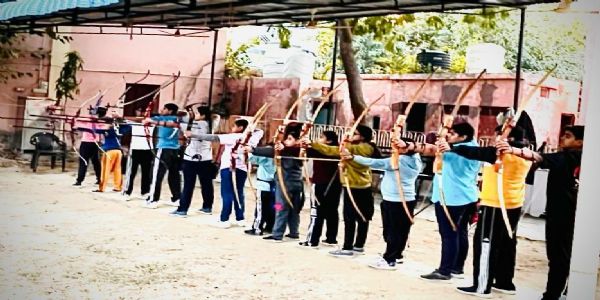 क्रीडाभ्यः अंताराष्ट्रिय स्तरस्य उपकरणानां माध्यमेन दाष्यते तीरंदाजीति प्रशिक्षणम्