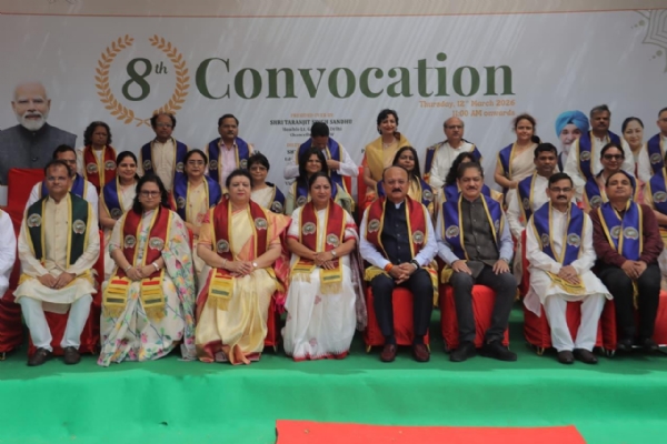 इंदिरा गांधी दिल्ली महिला तकनीकी विश्वविद्यालय (आईजीडीटीयूडब्ल्यू) के 8वें दीक्षांत समारोह में  शामिल हुईं  दिल्ली की मुख्यमंत्री रेखा गुप्ता , साथ में दिल्ली के शिक्षा मंत्री आशीष सूद