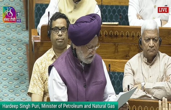 लोकसभा में कच्चे तेल की सप्लाई पर बयान देते केंद्रीय मंत्री हरदीप सिंह परी लोकसभा में कच्चे तेल की सप्लाई पर बयान देते केंद्रीय मंत्री हरदीप सिंह परी