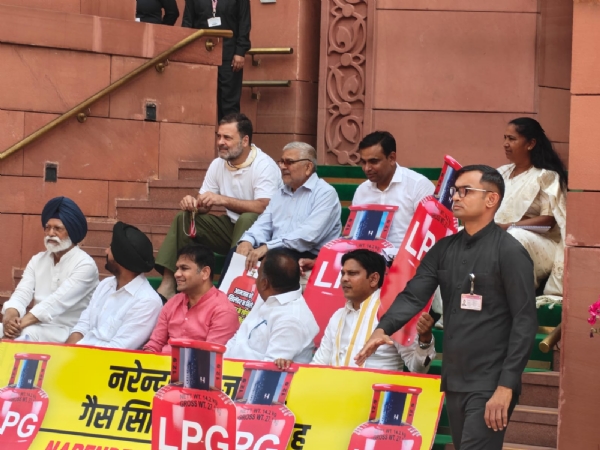 संसद भवन परिसर स्थित मकर द्वार पर गैस संकट को लेकर विरोध प्रदर्शन करते विपक्ष के निष्कासित सांसदों के साथ बैठे लोकसभा में नेता प्रतिपक्ष राहुल गांधी। संसद भवन परिसर स्थित मकर द्वार पर गैस संकट को लेकर विरोध प्रदर्शन करते विपक्ष के निष्कासित सांसदों के साथ बैठे लोकसभा में नेता प्रतिपक्ष राहुल गांधी।