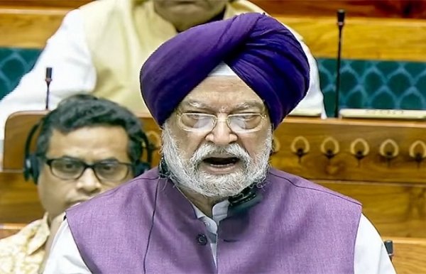 लोकसभा में कच्चे तेल की सप्लाई पर बयान देते केंद्रीय मंत्री हरदीप सिंह परी लोकसभा में कच्चे तेल की सप्लाई पर बयान देते केंद्रीय मंत्री हरदीप सिंह परी