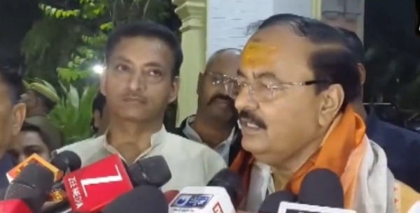 मीडिया से वार्ता करते उपमुख्यमंत्री केशव मीडिया से वार्ता करते उपमुख्यमंत्री केशव