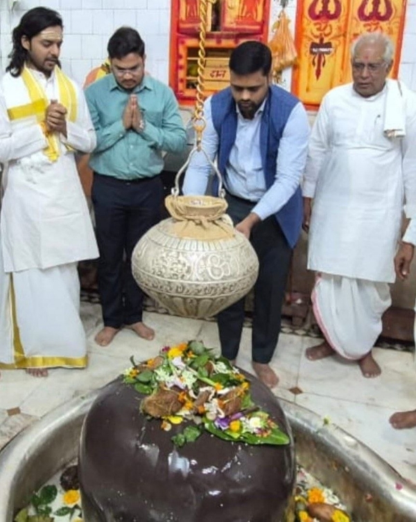 दमोह:जागेश्वरनाथ का आशीर्वाद लेकर अनिल राठौर ने संभाला दमोह कलेक्टर का प्रभार